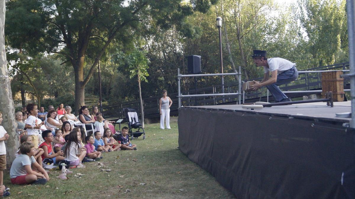 Jean Philippe Kikolas lleva su show "Sin remite" a las Aceñas de Cabañales dentro del festival Circo a la Calle. Jean Philippe Kikolas lleva su show "Sin remite" a las Aceñas de Cabañales dentro del festival Circo a la Calle.