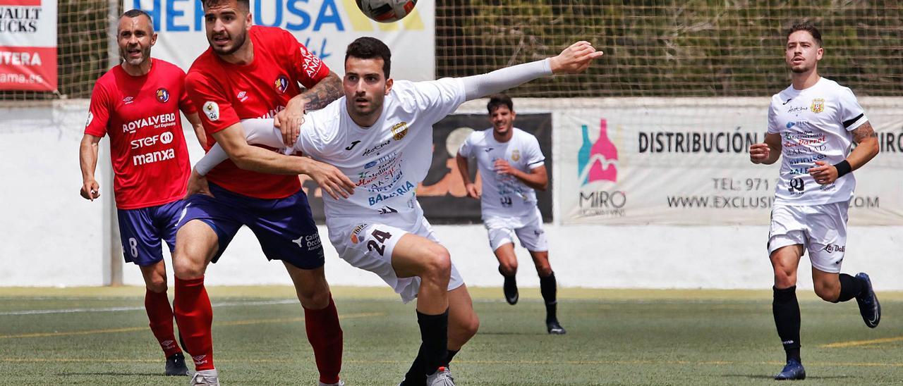 El jugador peñista Aarón es frenado por un rival durante el partido del pasado domingo en Santa Eulària contra el UE Olot, el último, de momento, para los de Casañ.