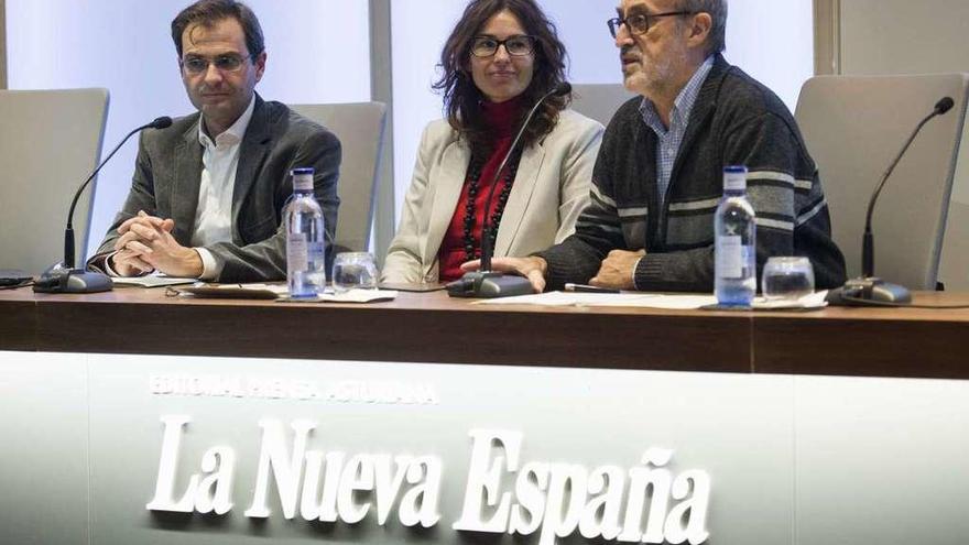 Por la izquierda, Raúl Flores, Carmen García Cuestas e Ignacio Alonso, director de Cáritas.