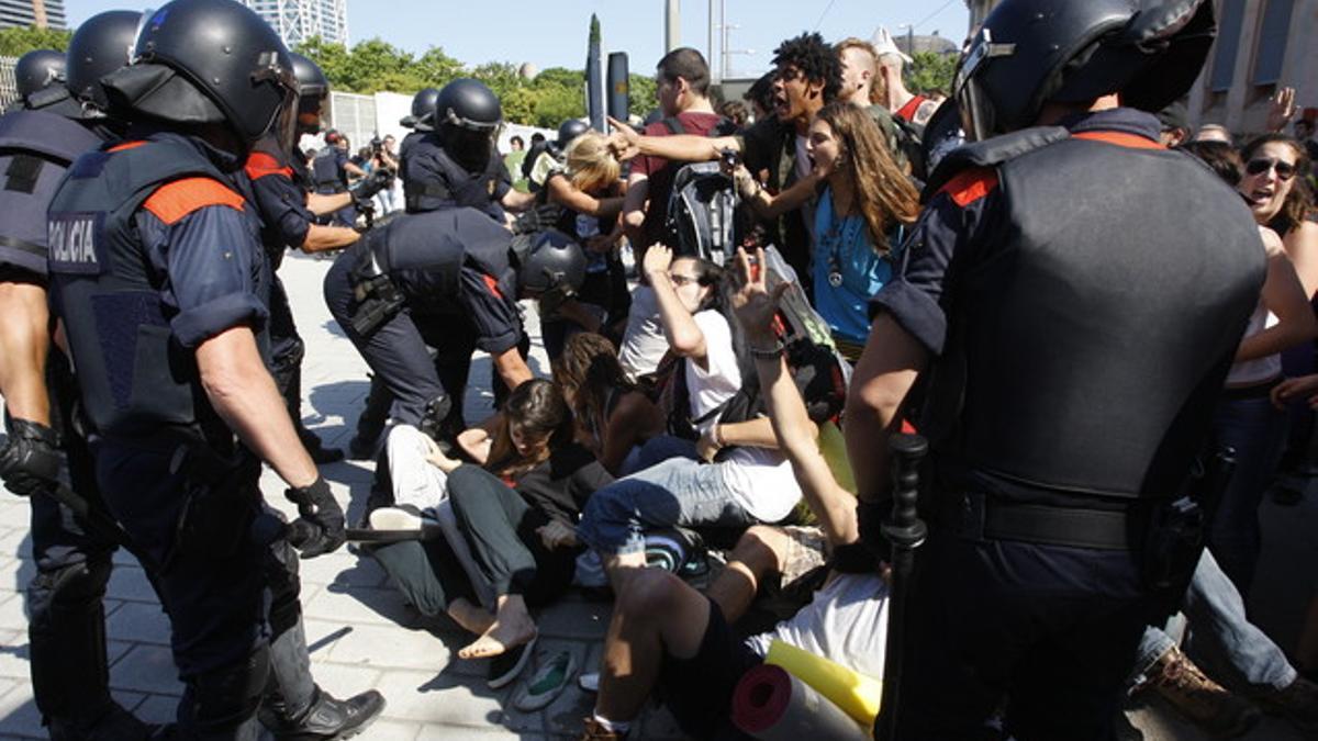 Los mossos y los indignados durante el enfrentamiento del pasado miércoles en el parque de la Ciutadella.