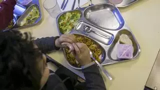 Un colegio religioso de Alicante expulsa a una niña del comedor porque su familia debe casi 400 euros