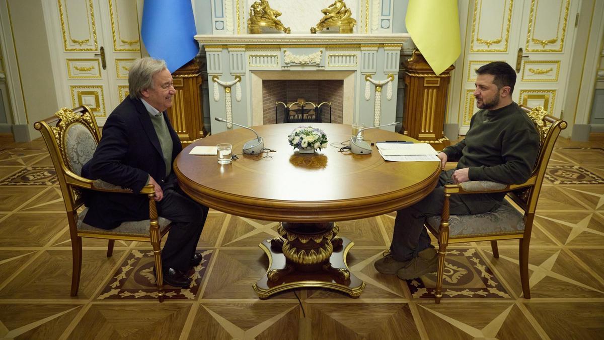 El secretario general de la ONU, António Guterres, y el presidente de Ucrania, Volodímir Zelenski, este miércoles, en Kiev.