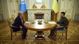 El secretario general de la ONU, António Guterres, y el presidente de Ucrania, Volodímir Zelenski, este miércoles, en Kiev.