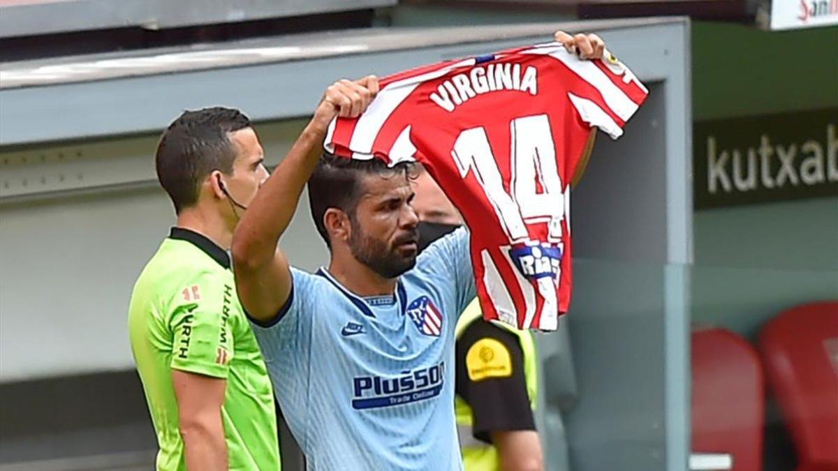 Diego Costa luciendo la camiseta de Virginia Torrecilla