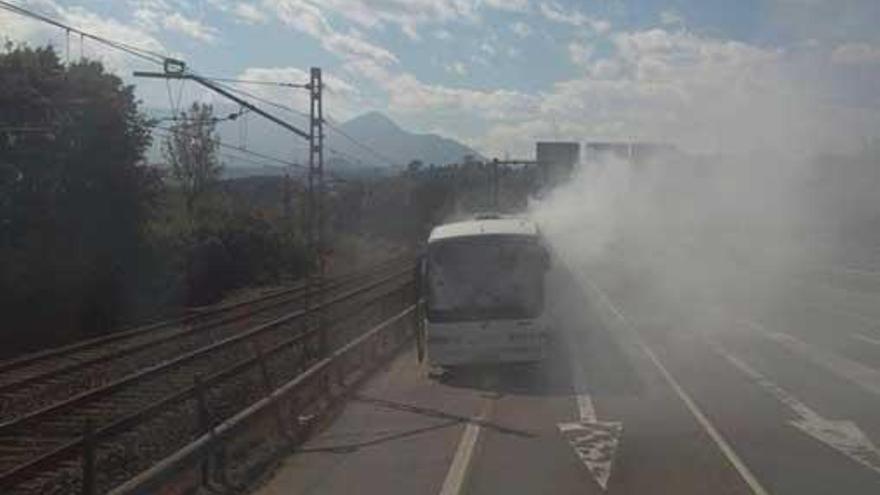 Arde el motor de un autobús a la entrada de Oviedo con cuarenta viajeros a bordo