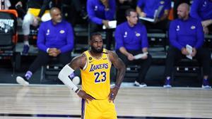 LeBron James se lamenta durante el primer partido de la serie entre Lakers y Blazers.