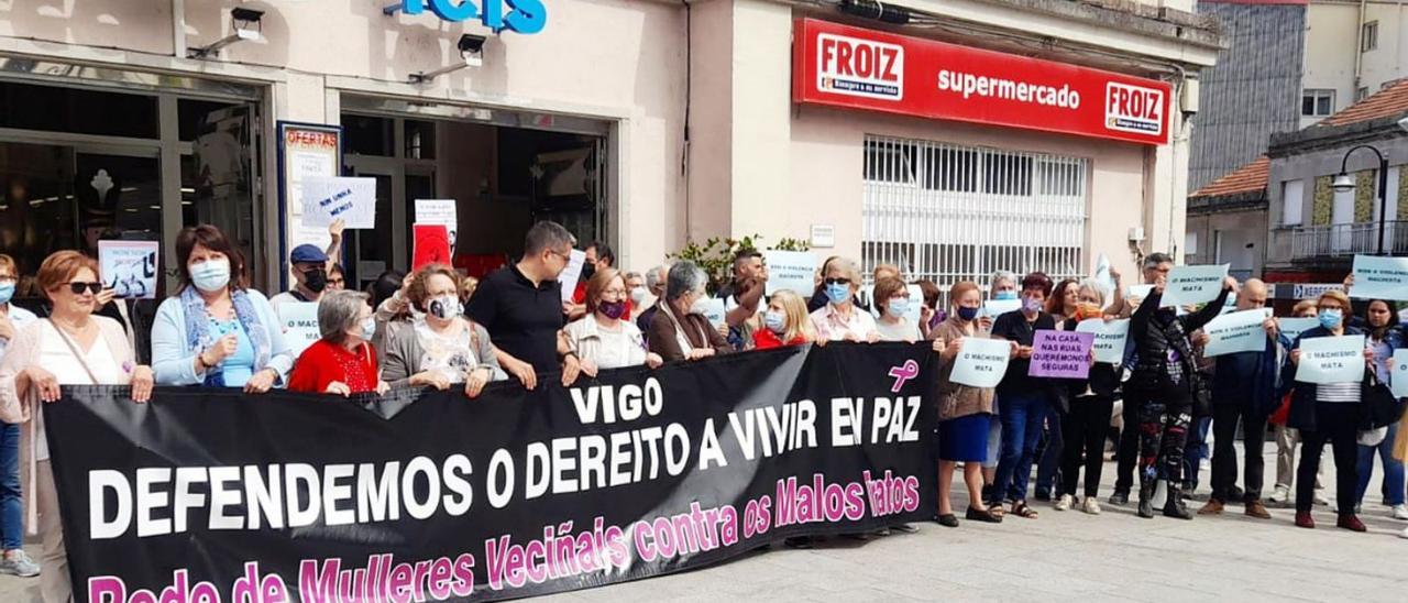 Concentración en repulsa por el asesinato machista ayer frente al Mercado de Teis. |   // ASOCIACIÓN VECIÑAL DE TEIS