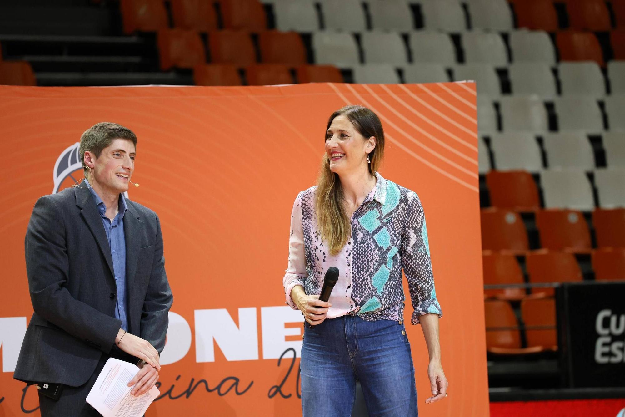 El Valencia Basket celebra a lo grande la Copa de la Reina con su afición