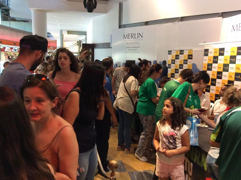 Baño de masas del Unicaja en Larios Centro