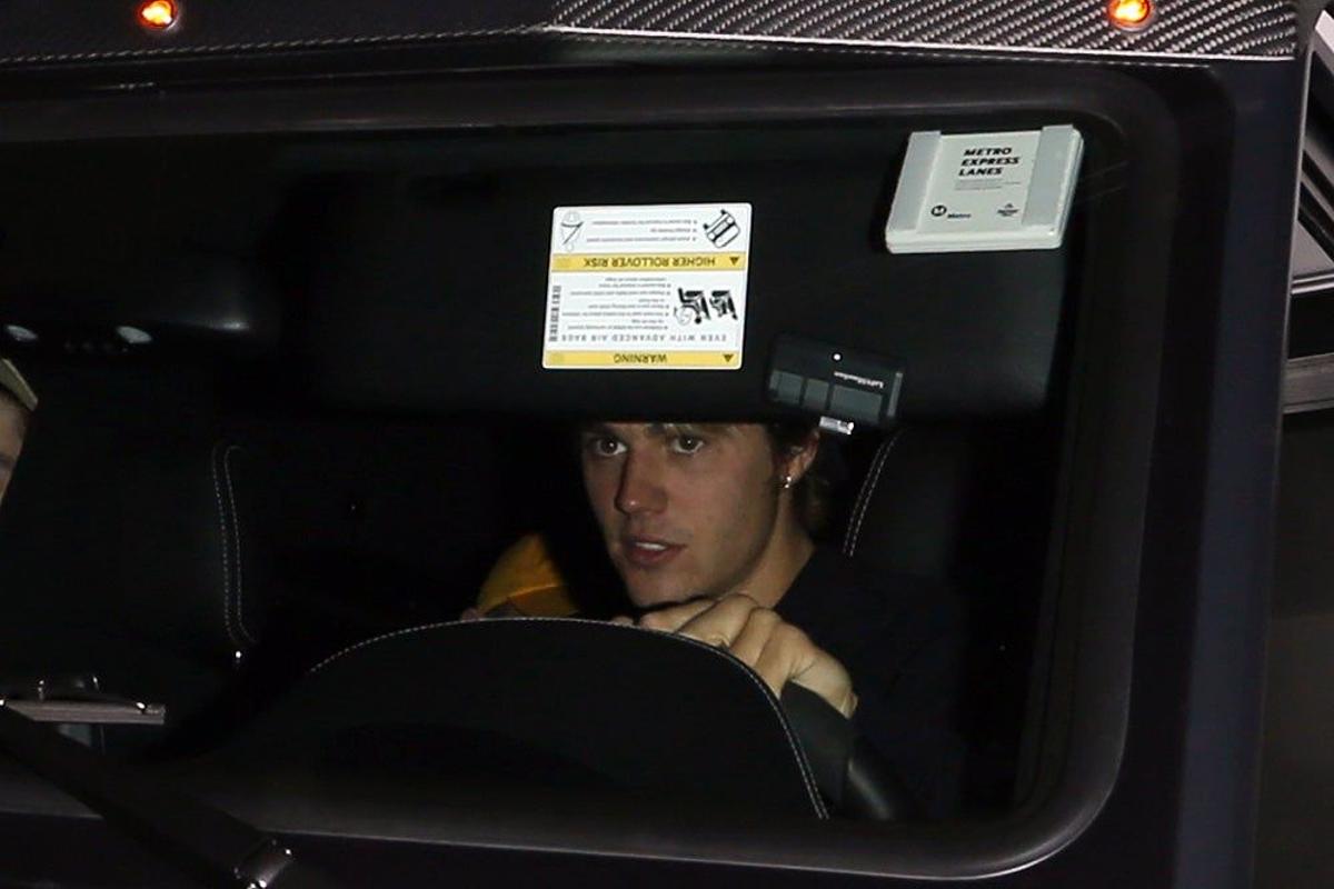 Justin Bieber en el coche, caminito de la casa de Selena