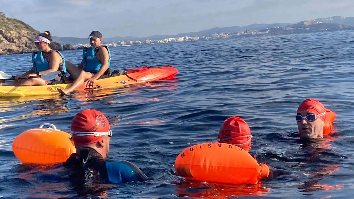 El paratriatleta Javier Vergara cumple con éxito su reto de 5km de natación por una causa benéfica