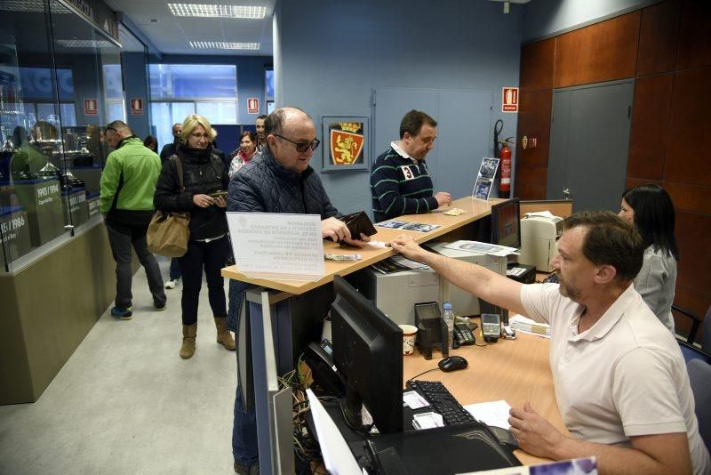 Largas colas para adquirir entradas para el derbi aragonés