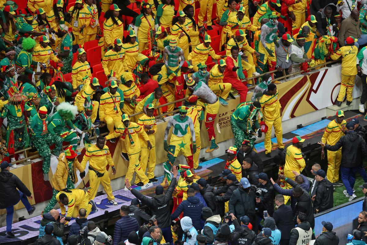 La protesta de los aficionados de Senegal tras el polémico penalti pitado a favor de Marruecos