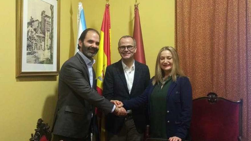 Julio Masid, Jesús Vázquez y Sofía Godoy, en la firma. // Iñaki Osorio