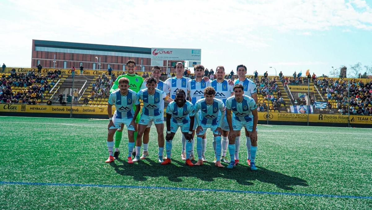 Los jugadores del Atlético Baleares posan para la foto de equipo en el partido ante el Sant Andreu.