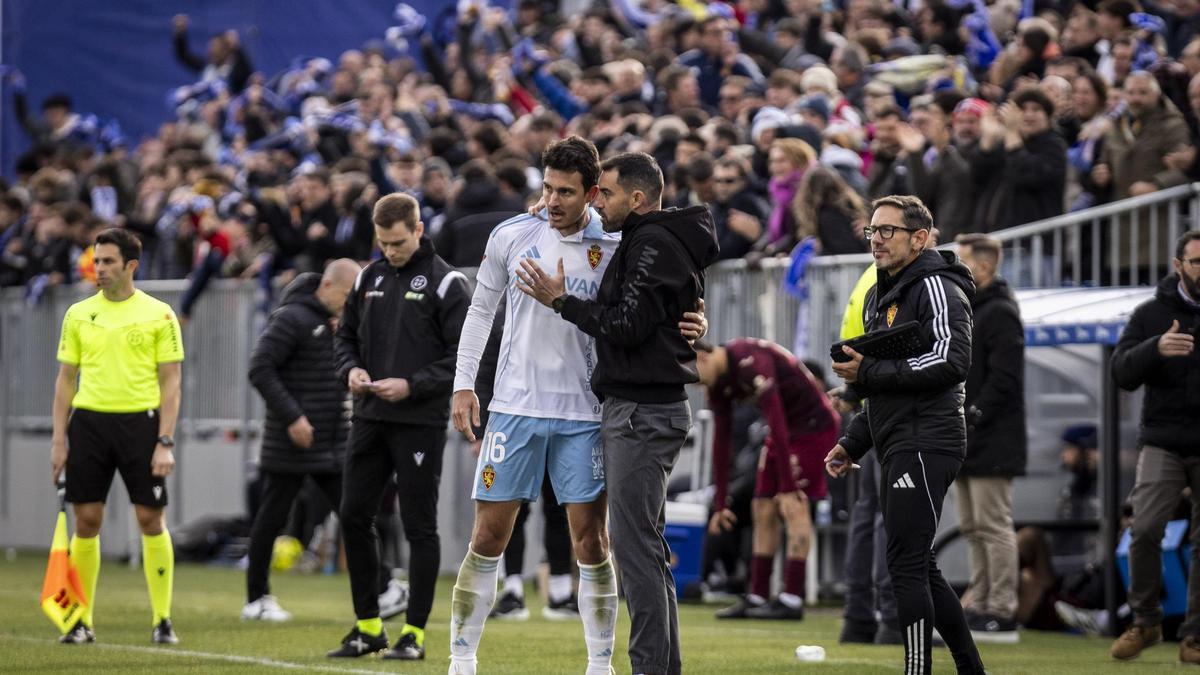 Radovanovic dialoga con Sellés durante un encuentro.