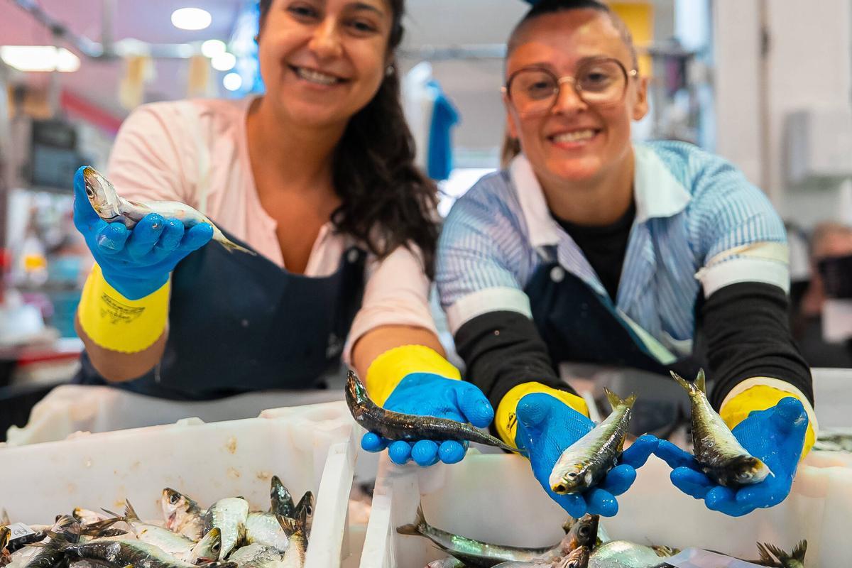 Lucía Cordero, a la izquierda, en el puesto de su pescadería en el Calvario.