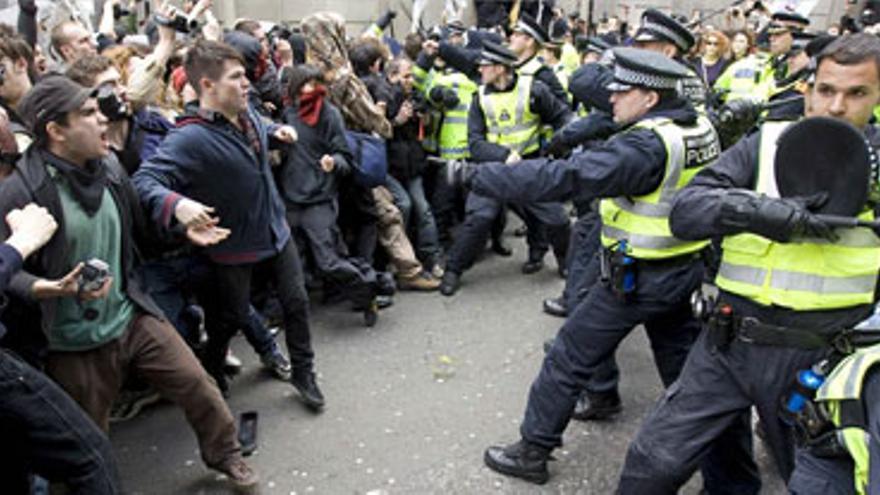 Miles de personas se manifiestan contra la cumbre del G-20 en Londres