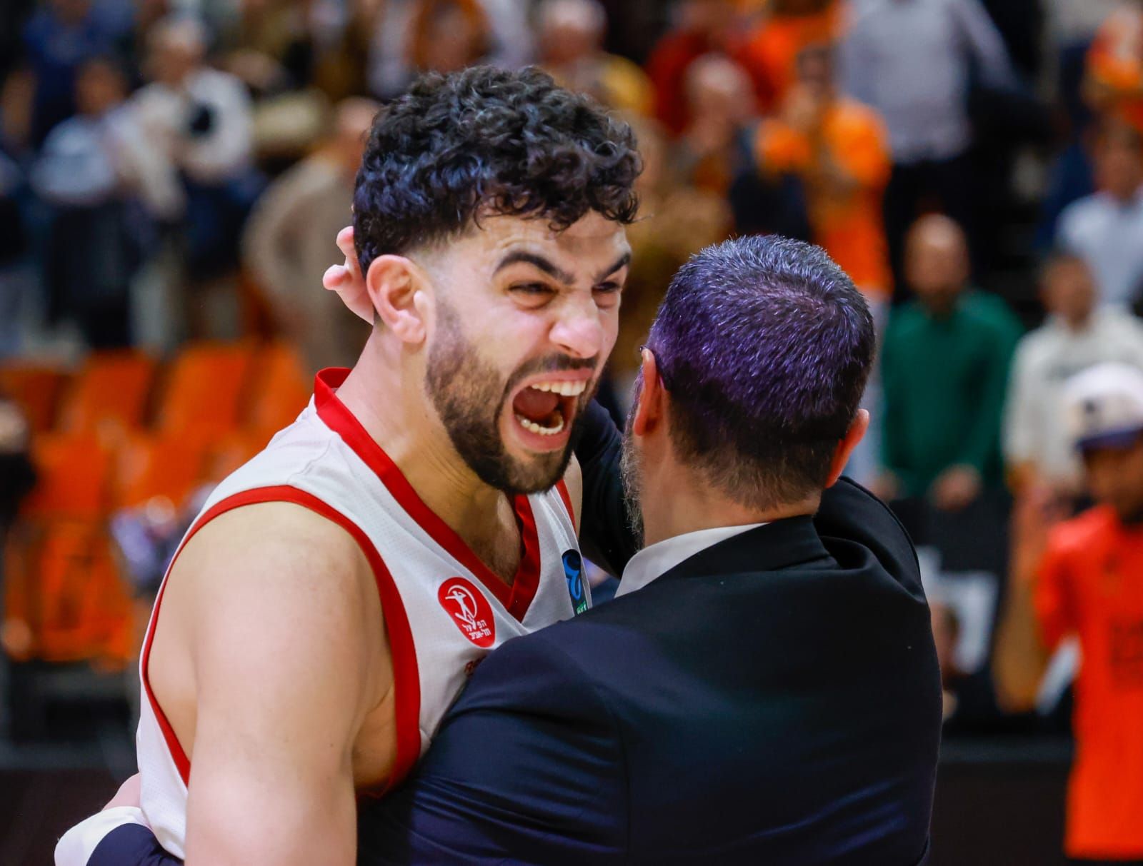 Incidentes en La Fonteta con los jugadores del Hapoel al final del partido