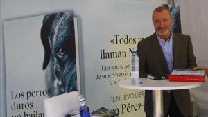 Arturo Pérez Reverte presentando su última obra en la Feria del Libro. 