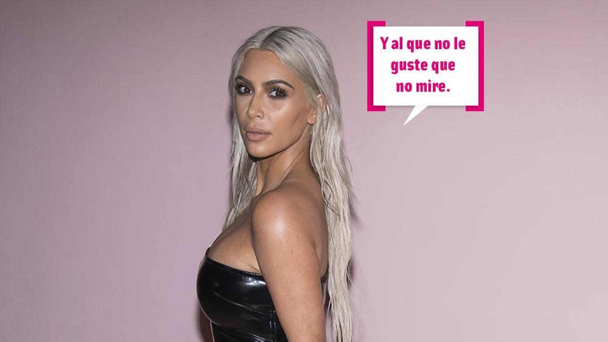 Kim Kardashian en una gala con vestido de latex negro