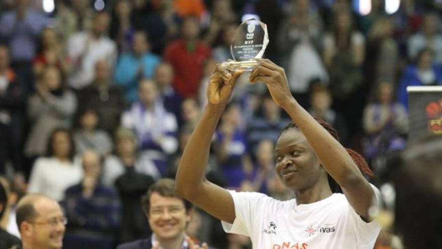 Aneika Henry, con su trofeo de mejor jugadora de la Copa de la Reina.