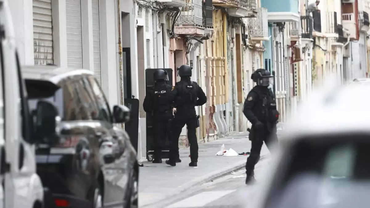La PolicĂa identifica al delincuente que disparĂł a un toxicĂłmano en el Cabanyal