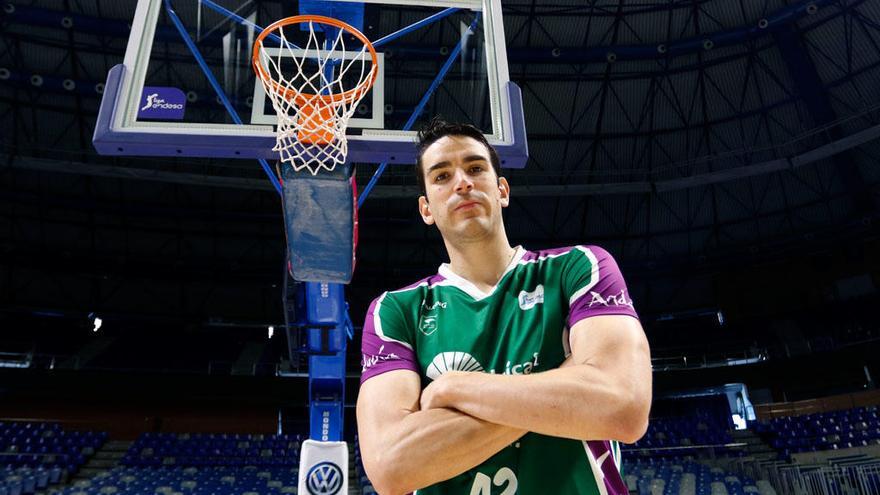 Carlos Suárez, capitán del Unicaja, posa para La Opinión en el Martín Carpena.