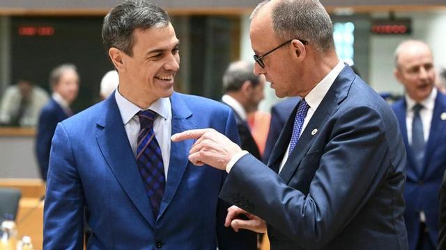 Pedro Sánchez conversa amb el canceller Friedrich Merz, durant la reunió del Consell Europeu. | NICOLAS TUCAT / EFE