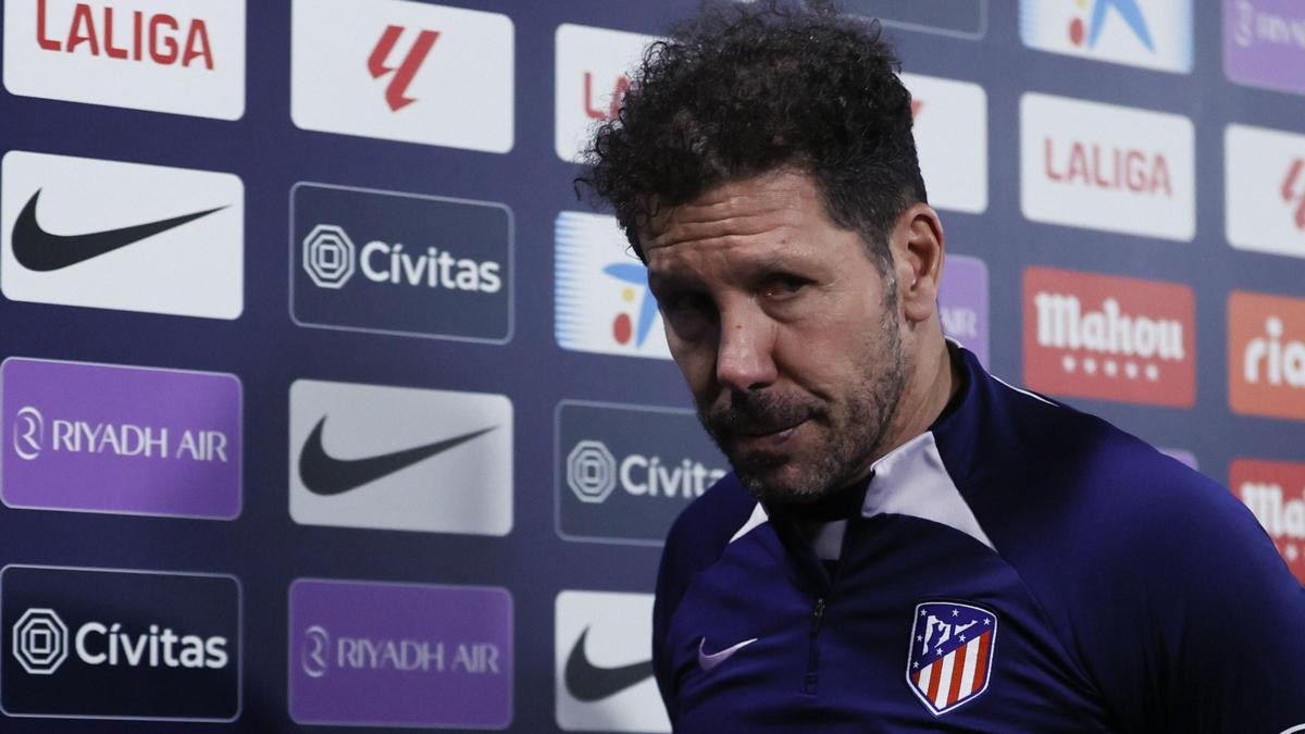 Diego Simeone aparece en la sala de prensa antes del Atlético-Barça.