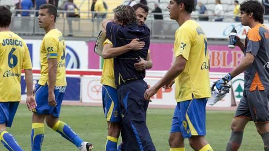 Juan Carlos Socorro, ayudante del entrenador, se abraza con Stephane Pignol al finalizar el encuentro ante el Numancia mientras el resto de compañeros se dirige al vestuario. i JOSÉ CARLOS GUERRA