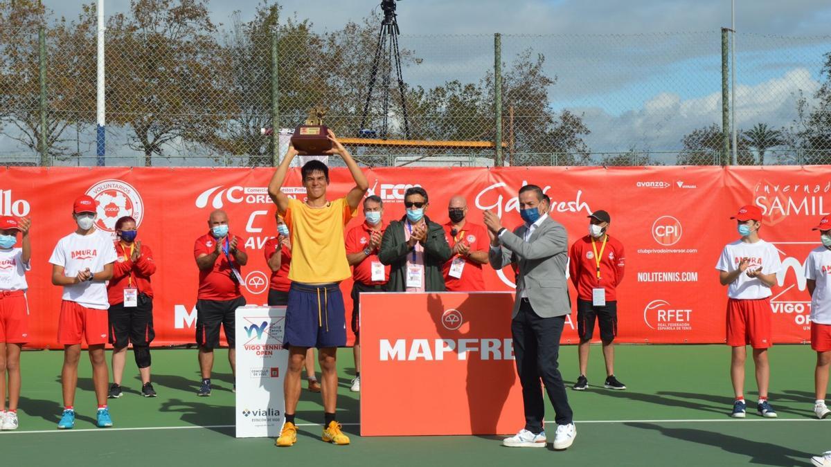 Sekulic levanta la copa de campeón.