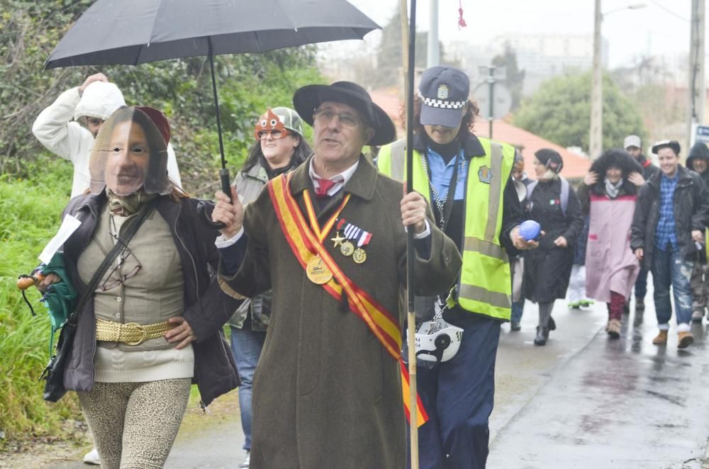 La comitiva hizo un recorrido por el barrio con el lema 'Moitos alcaldes ningunha solución'. Al finalizar, hubo chocolatada y actuación de Os JuanPiño's.