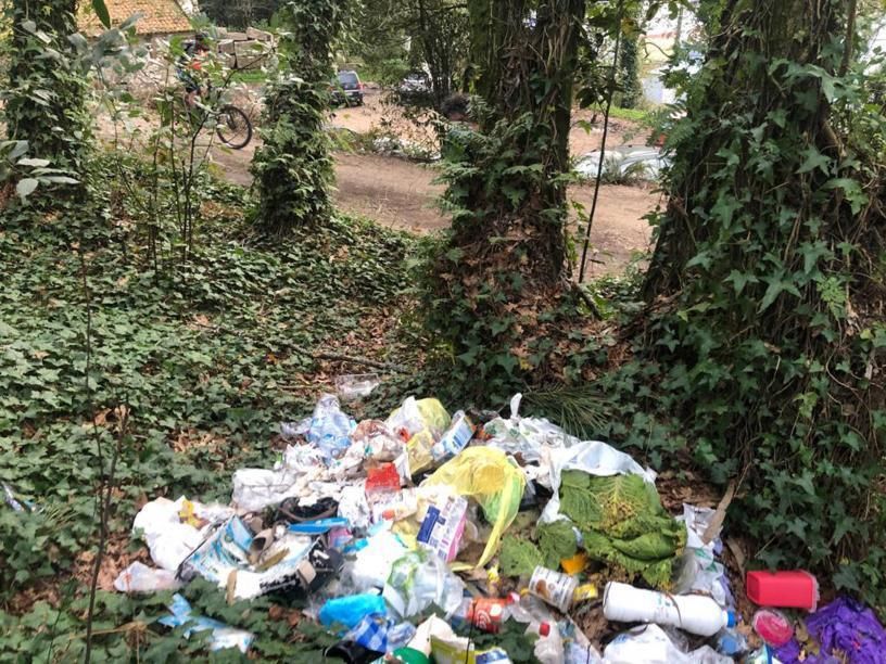 Cúmulos de basura en el entorno de la capilla de San Cosme. |