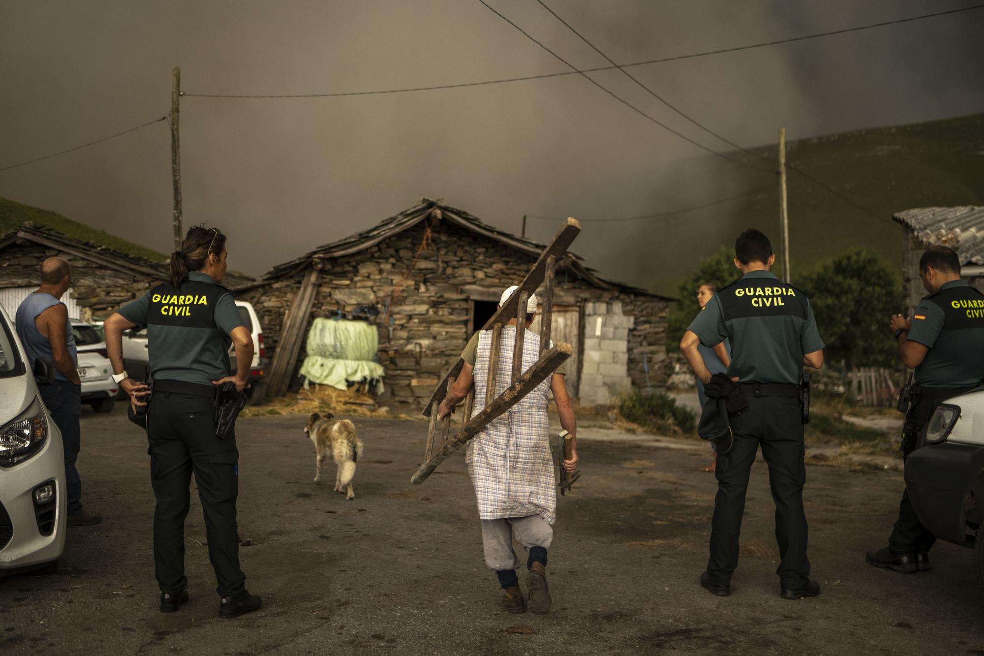 Vecinos y agentes en guardia, este pasado miércoles en As Taboazas, Chandrexa.