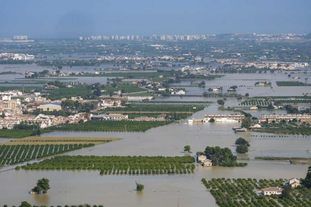 Los diseminados con viviendas residenciales en la huerta se han inundado junto al Segura