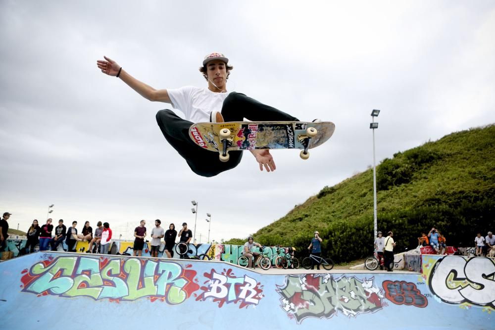 Espectáculo de BMX en el skatepark de Cimadevilla