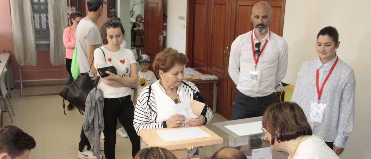 La alcaldesa de Moaña, Leticia Santos (dcha.), en unas elecciones en el municipio. |   // SANTOS ÁLVAREZ