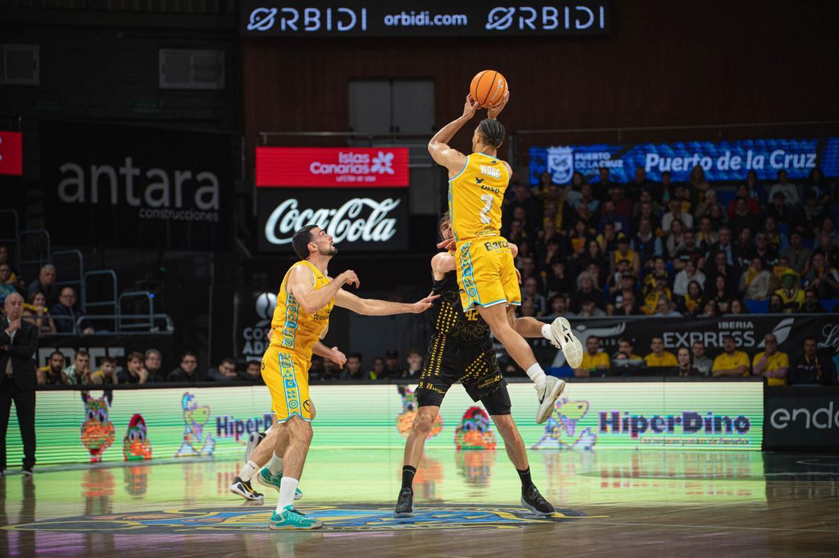 El partido La Laguna Tenerife CB Canarias-CB Gran Canaria, en imágenes