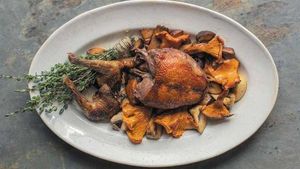 Plato de torcaz asada con setas silvestres que aparece en el libro Mi cocina portuguesa (Planeta Gastro).