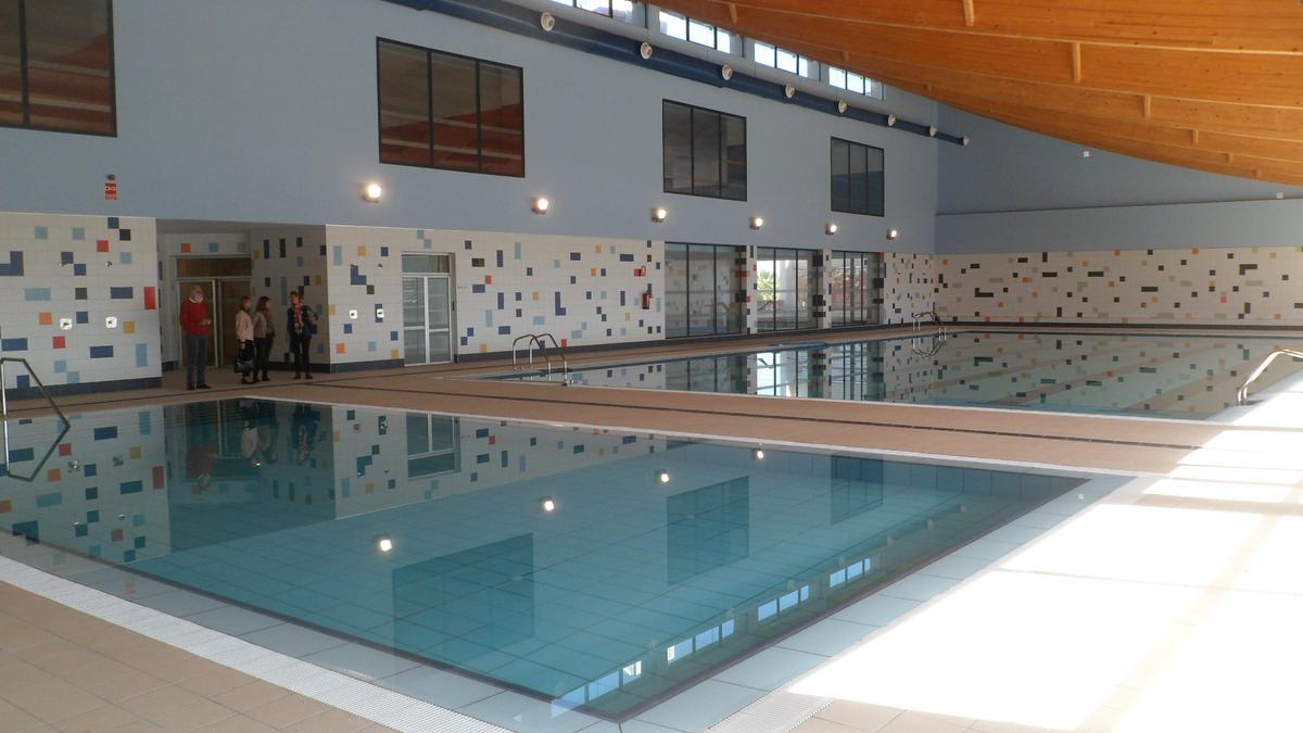 La piscina de El Campello se mantiene cerrada, sin inaugurar y llena de agua desde 2016