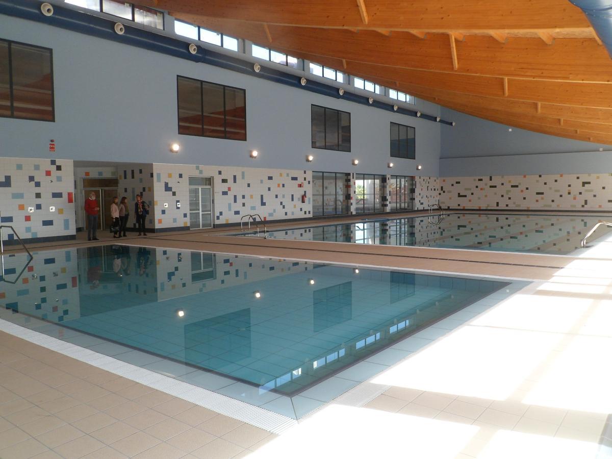 La piscina de El Campello se mantiene cerrada, sin inaugurar y llena de agua desde 2016