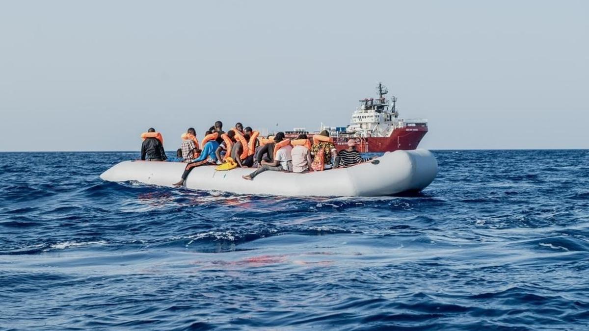 El barco 'Ocean Viking' rescata a migrantes libios en aguas del Mediterráneo.