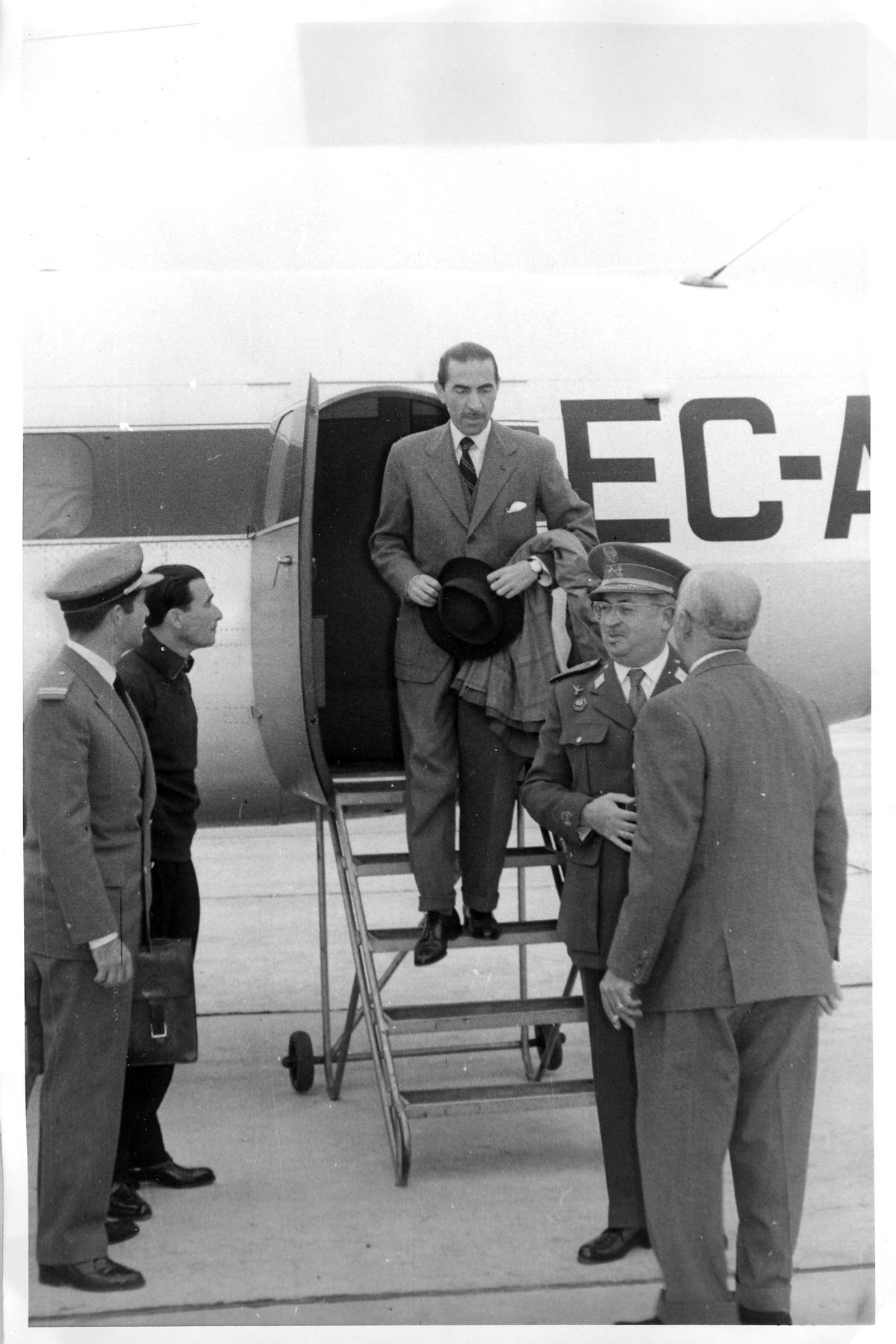 El alcalde Antonio Cruz Conde desciende del avión Heron, en el vuelo inaugural.