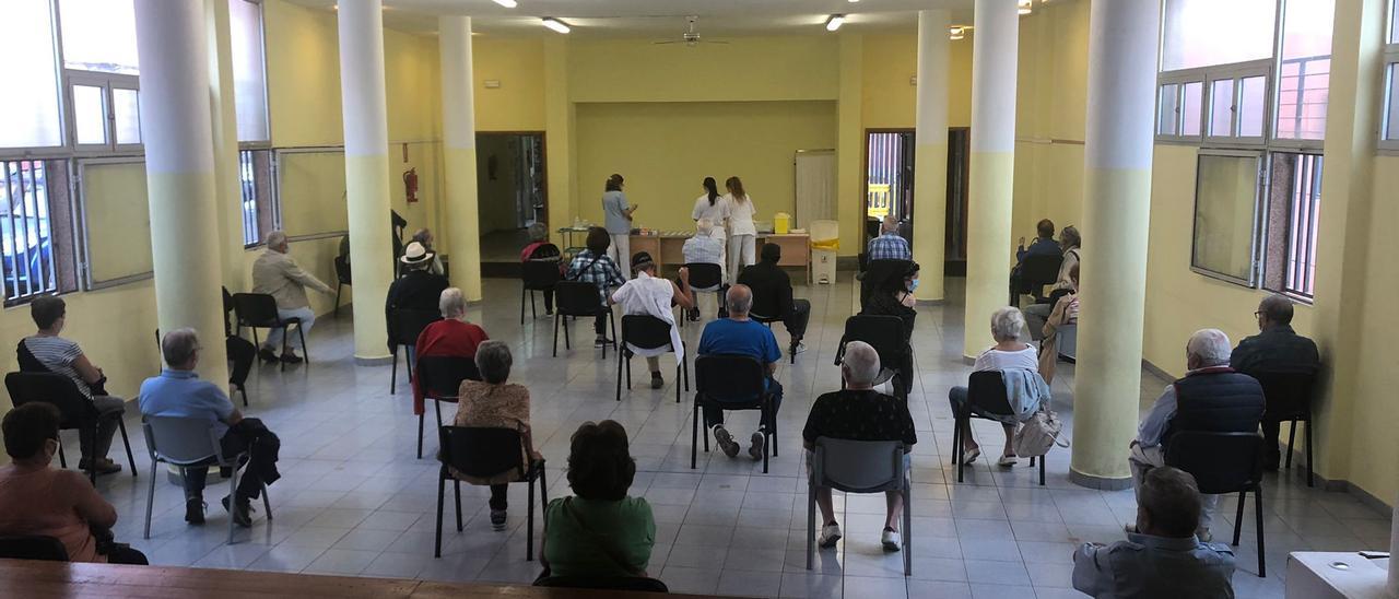 Vacunación de personas mayores de 70 años en el centro de salud de Escaleritas de la capital grancanaria.