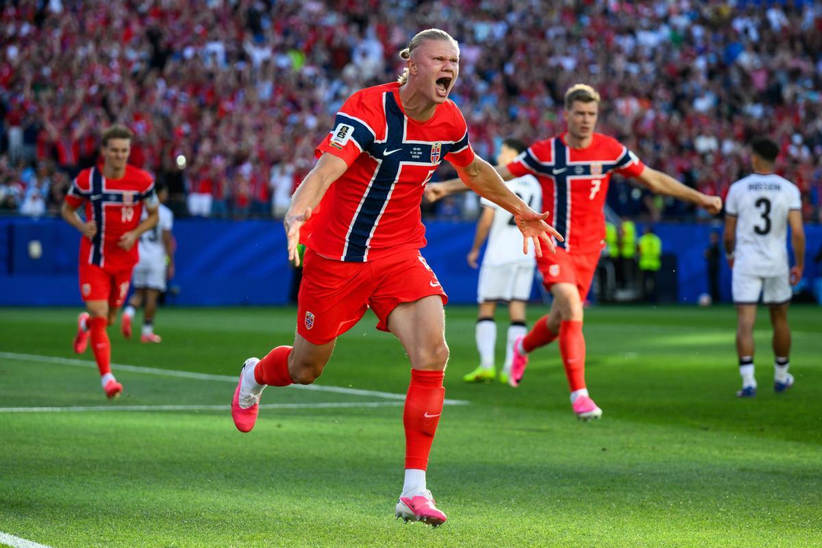 Erling Braut Haaland celebra su primer gol ante Irak, seguido detrás por Alexander Sorloth.