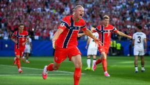 Erling Braut Haaland celebra su primer gol ante Irak, seguido detrás por Alexander Sorloth. 