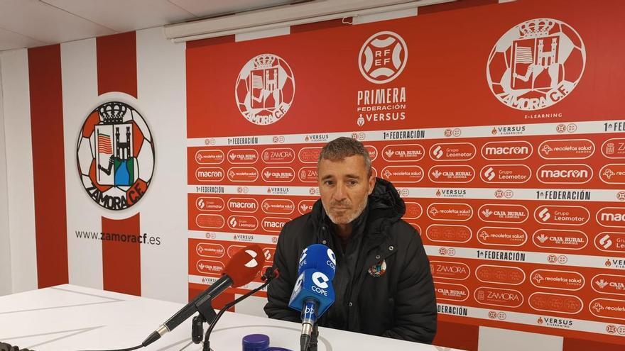 Óscar Cano, entrenador del Zamora CF: "Necesitamos volver a usar la pelota bien, con calma y orden"