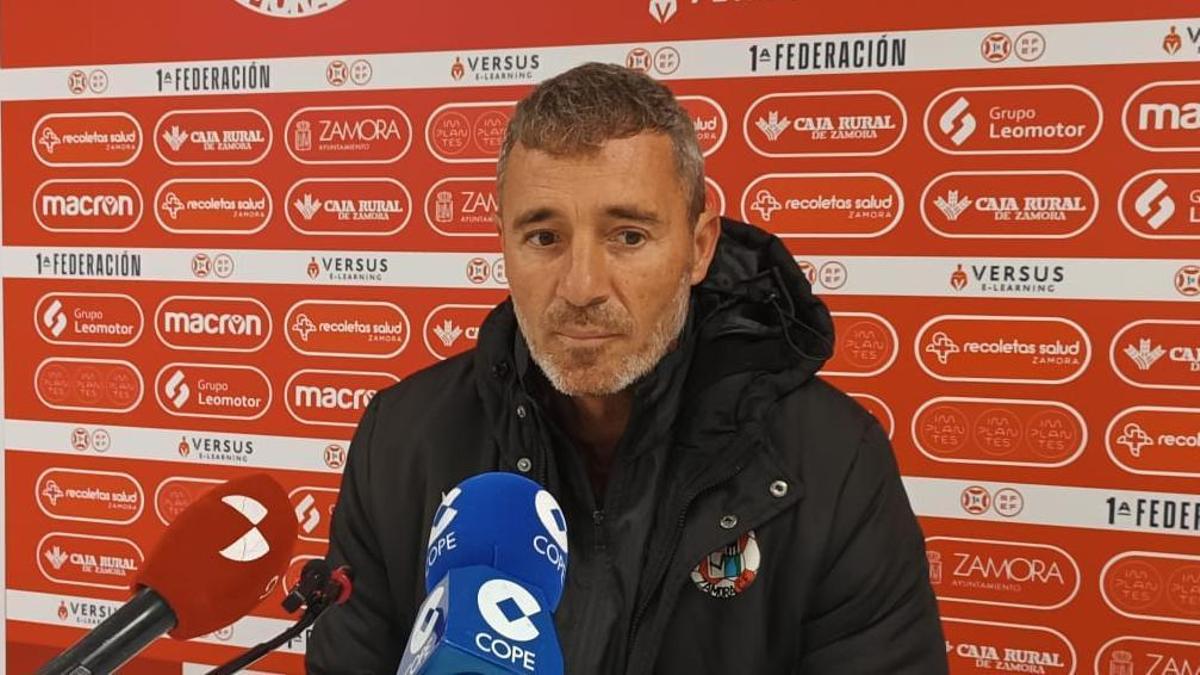 Óscar Cano, entrenador del Zamora CF, antes de la rueda de prensa previa al choque ante el Real Avilés.