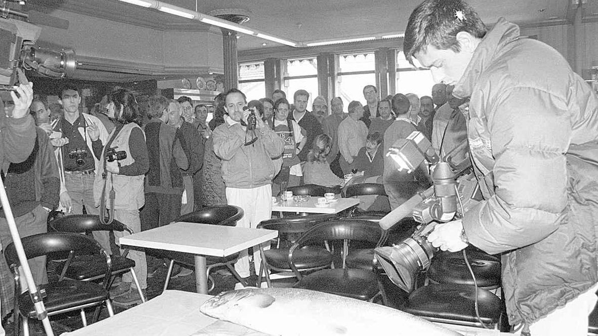 El campanu de 1997, exhibido en El Casino de Cornellana, ante la expectación de la gente y los medios de comunicación.